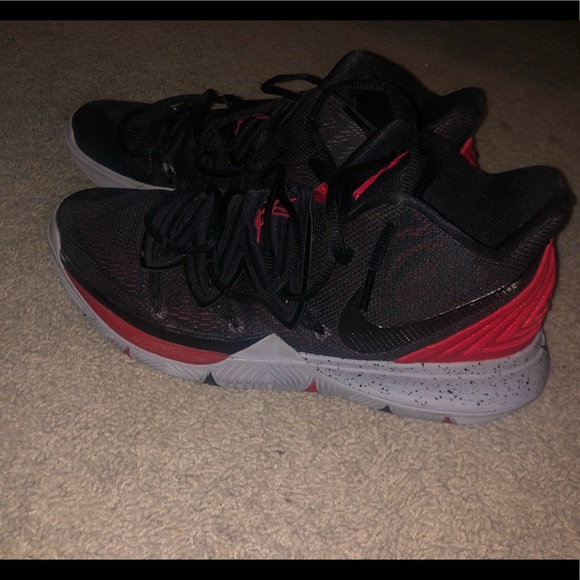 Kyrie 5 “bred” 11.5 - Picture 3 of 5